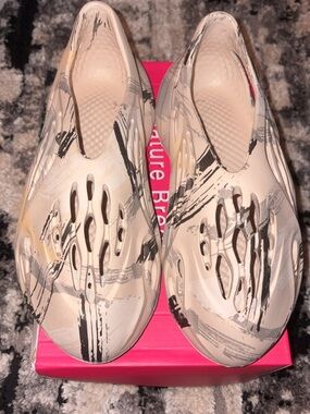 Women’s Slip-On Foam Runners in Beige Marble